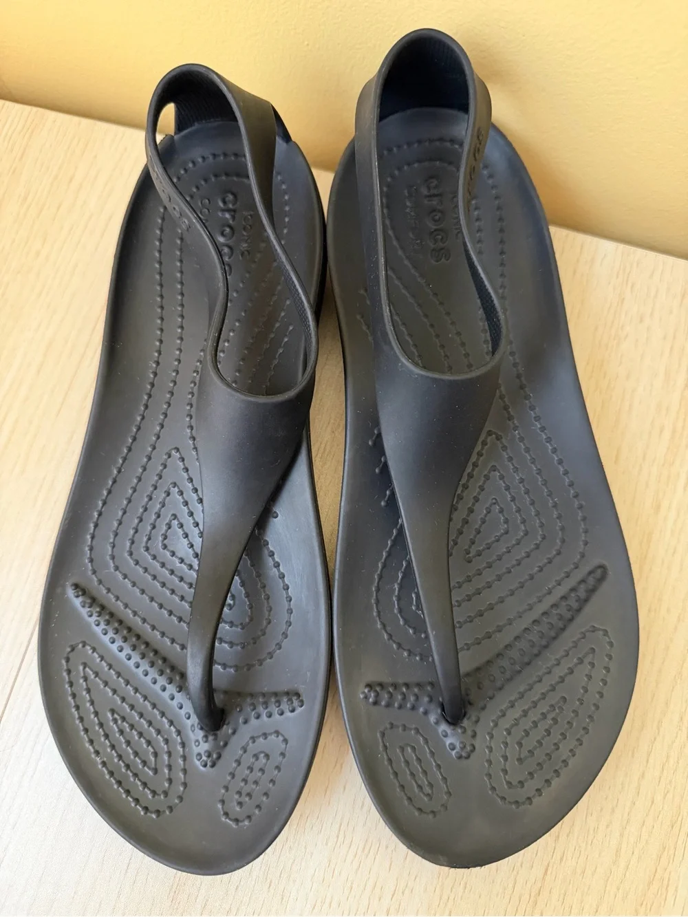 Crocs Serena Sexi Flip Flop Strap Sandals Women's Size 7 Black Open Toe Good
